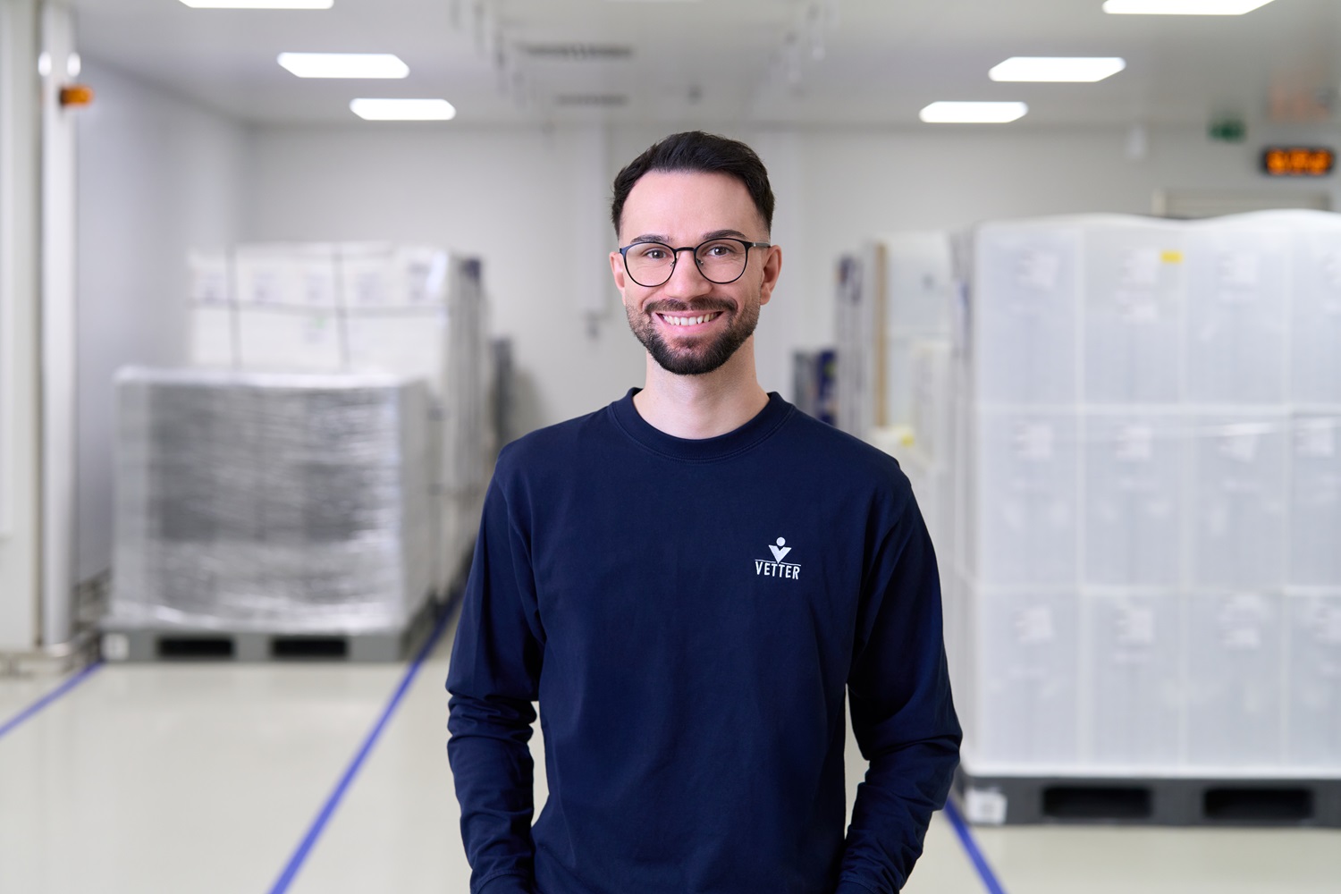 Mitarbeiter der Produktionslogistik im Arbeitsumfeld