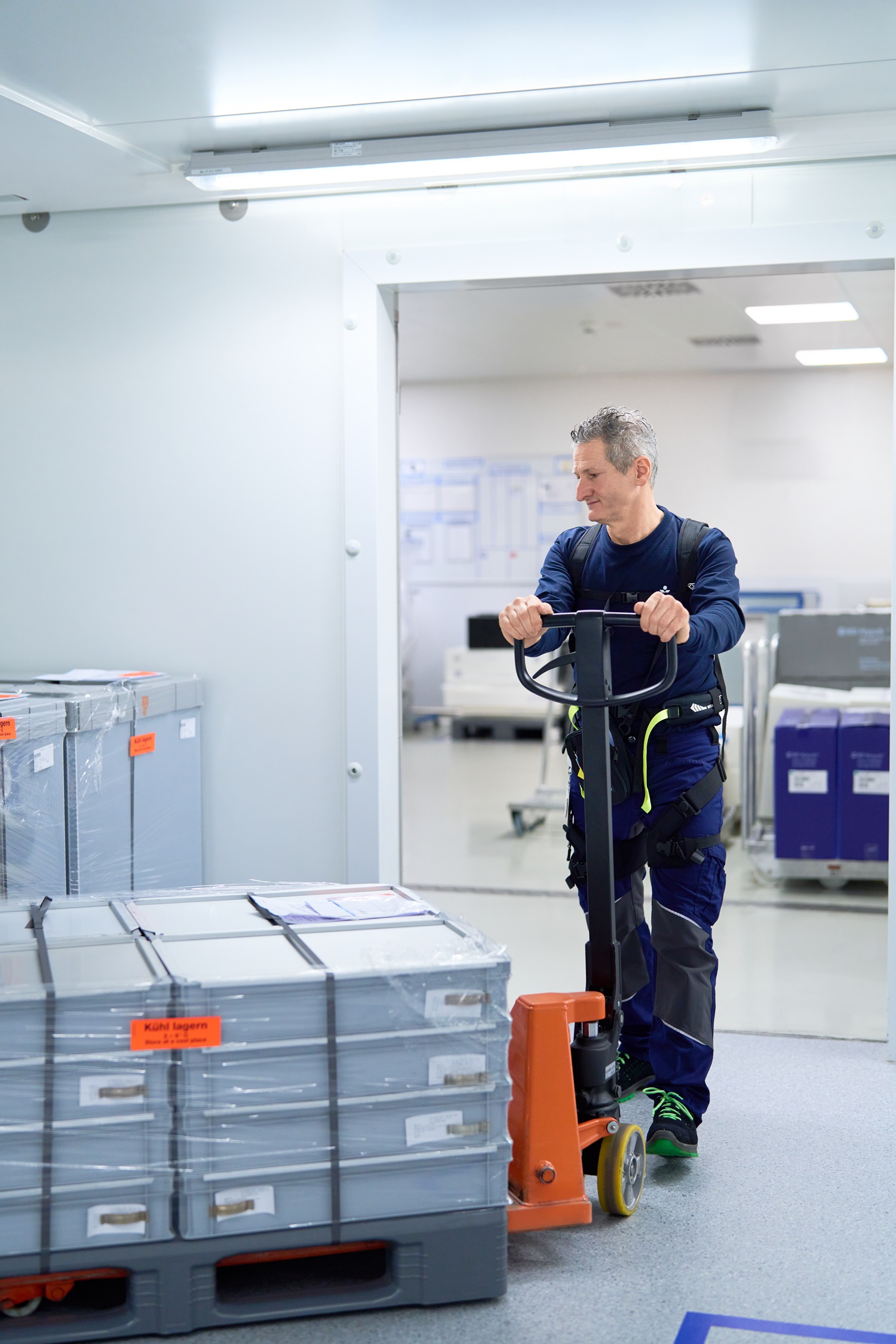 Vetter Mitarbeiter Produktionslogistik Hubwagen