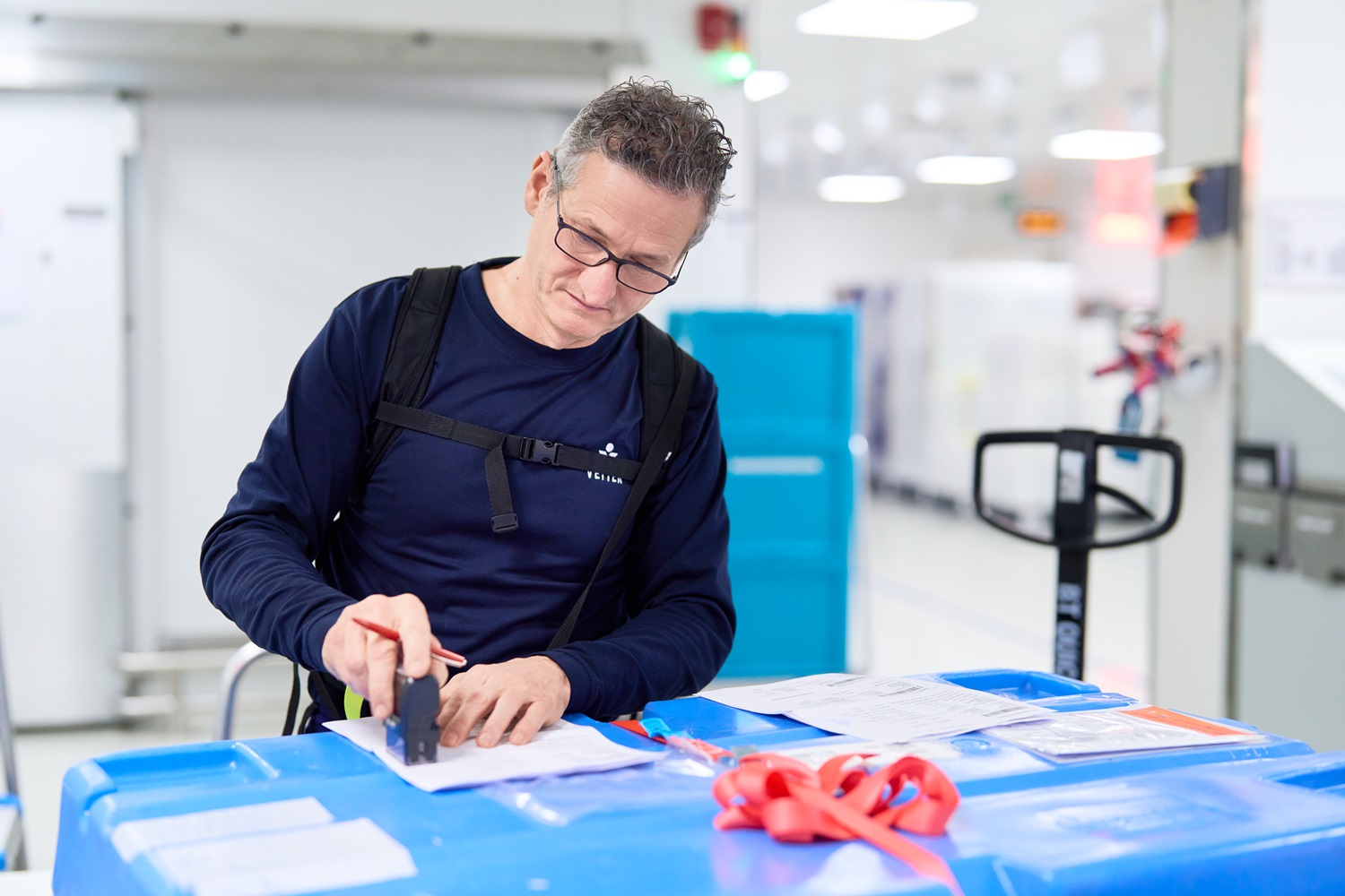 Vetter Mitarbeiter Produktionslogistik beim Warenausgang