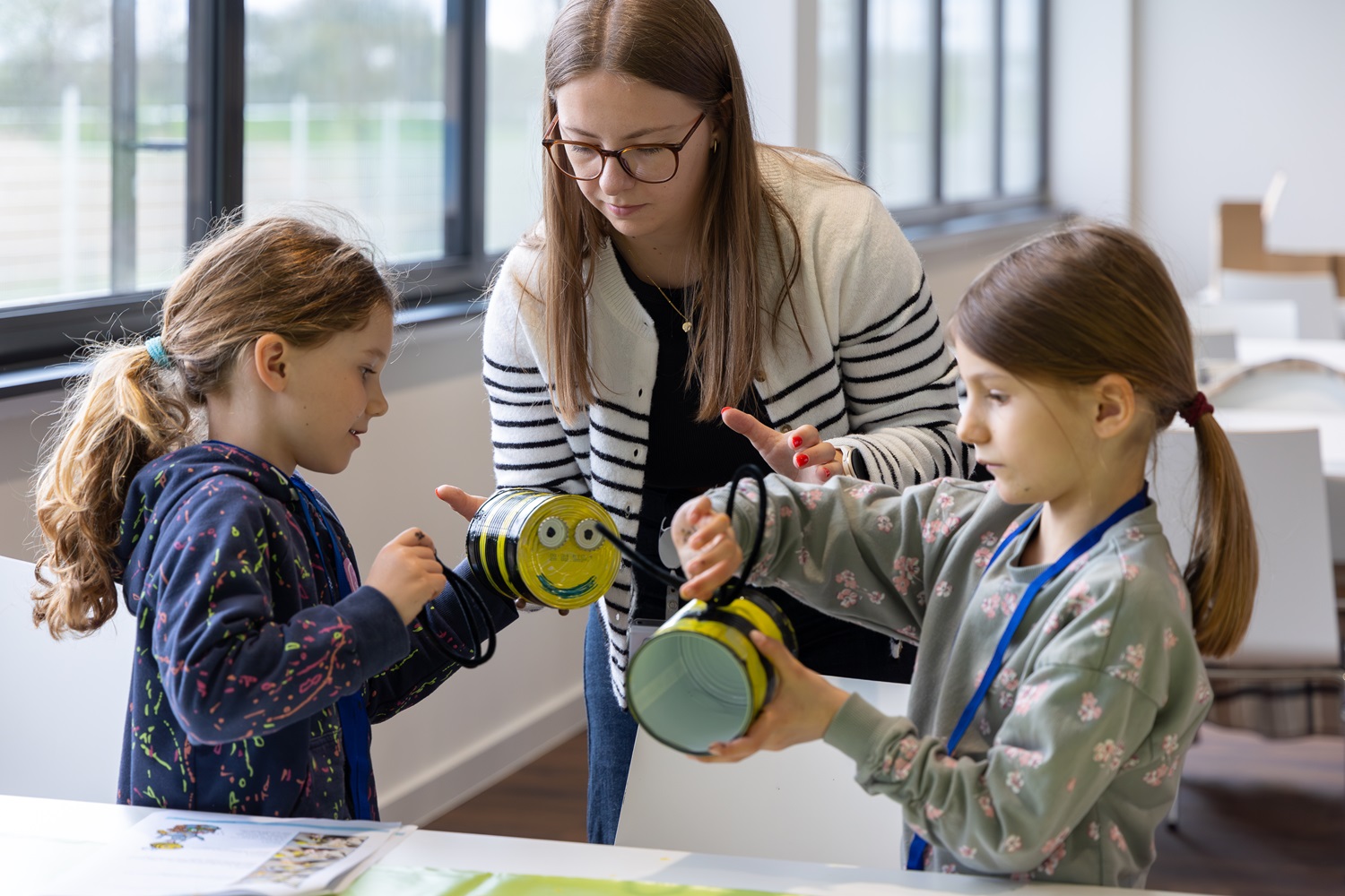 Kinder mit ihren selbstgebastelten Bienen