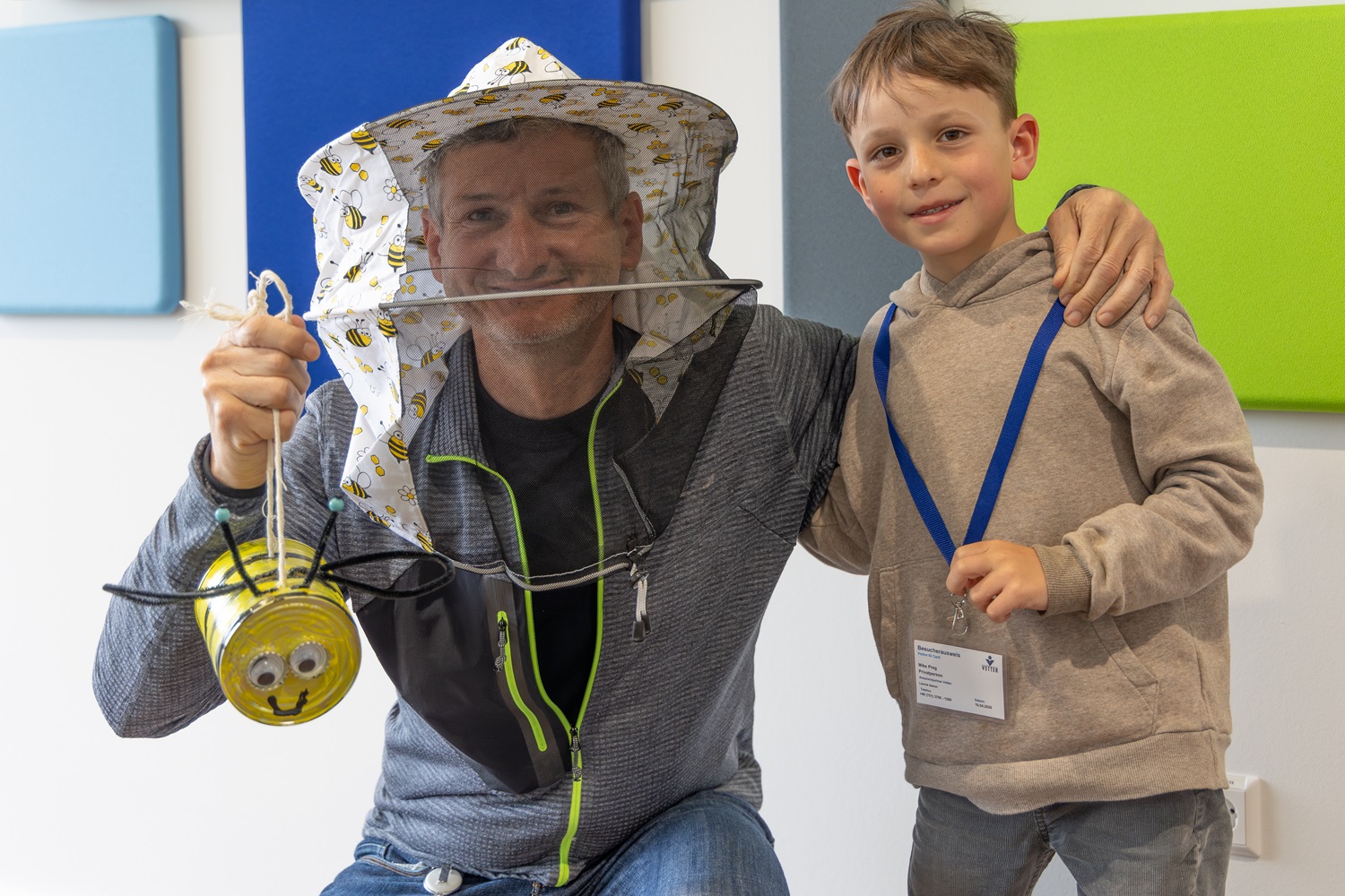 Vetter goes social teilnehmendes Kind und Betreuer der Bienenaktion