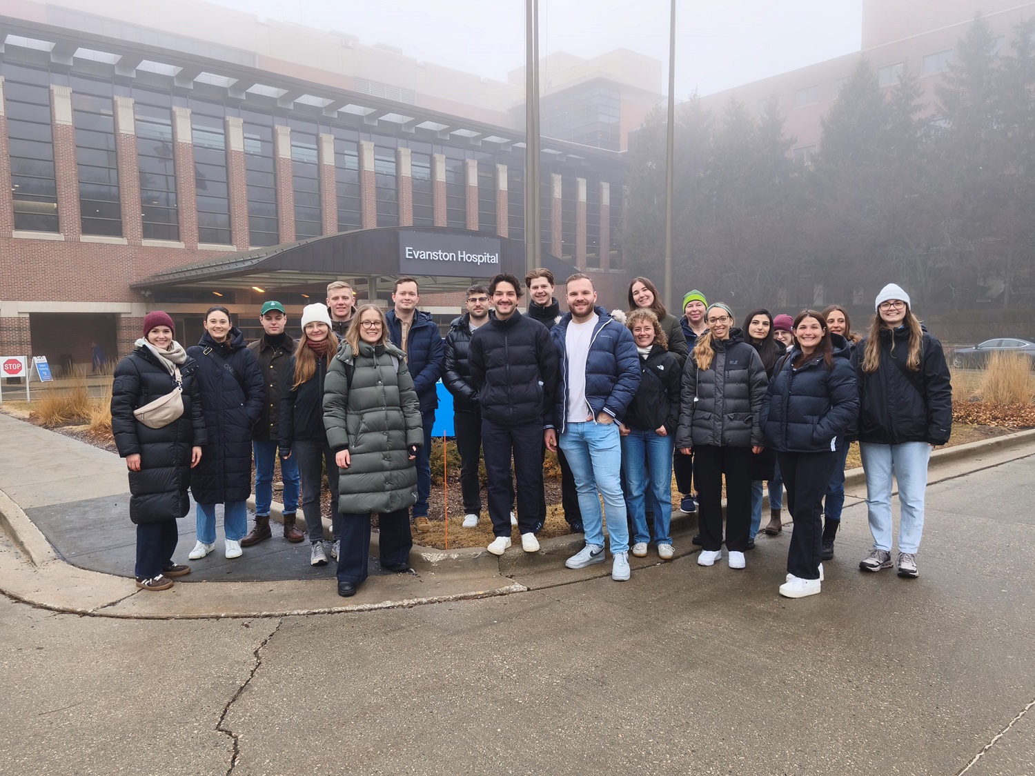 Gruppenfoto vorm Hospital