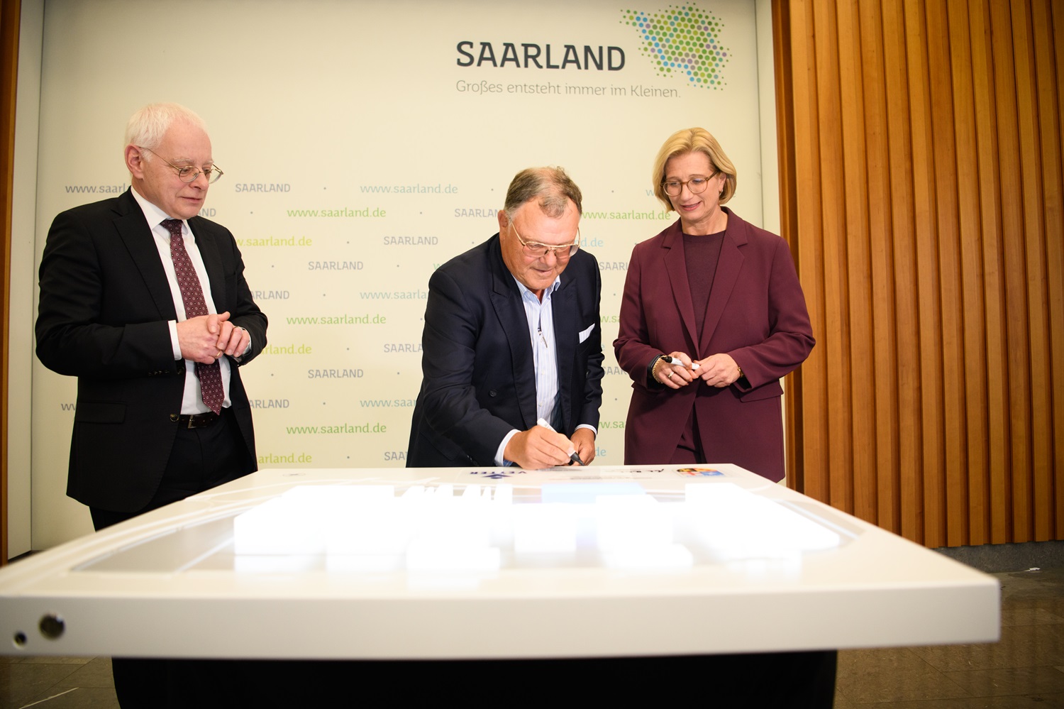 Beiratsvorsitzender Senator h. c. Udo J. Vetter signiert 3-D-Modell.