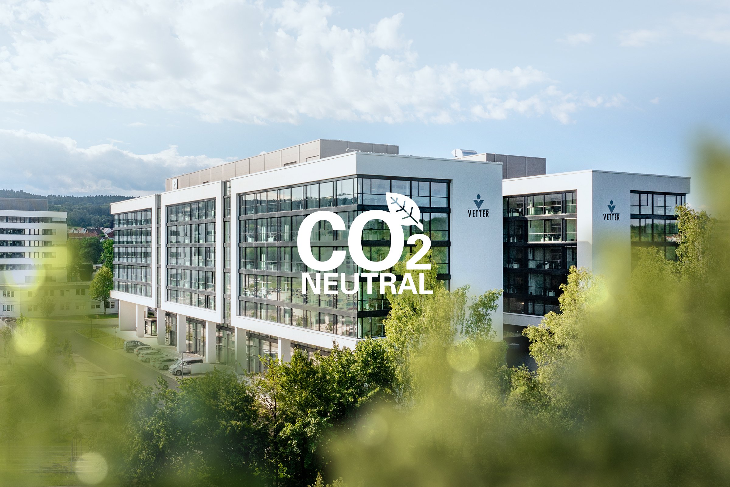 Headquarter Gebäude mit CO2 neutral Schriftzug