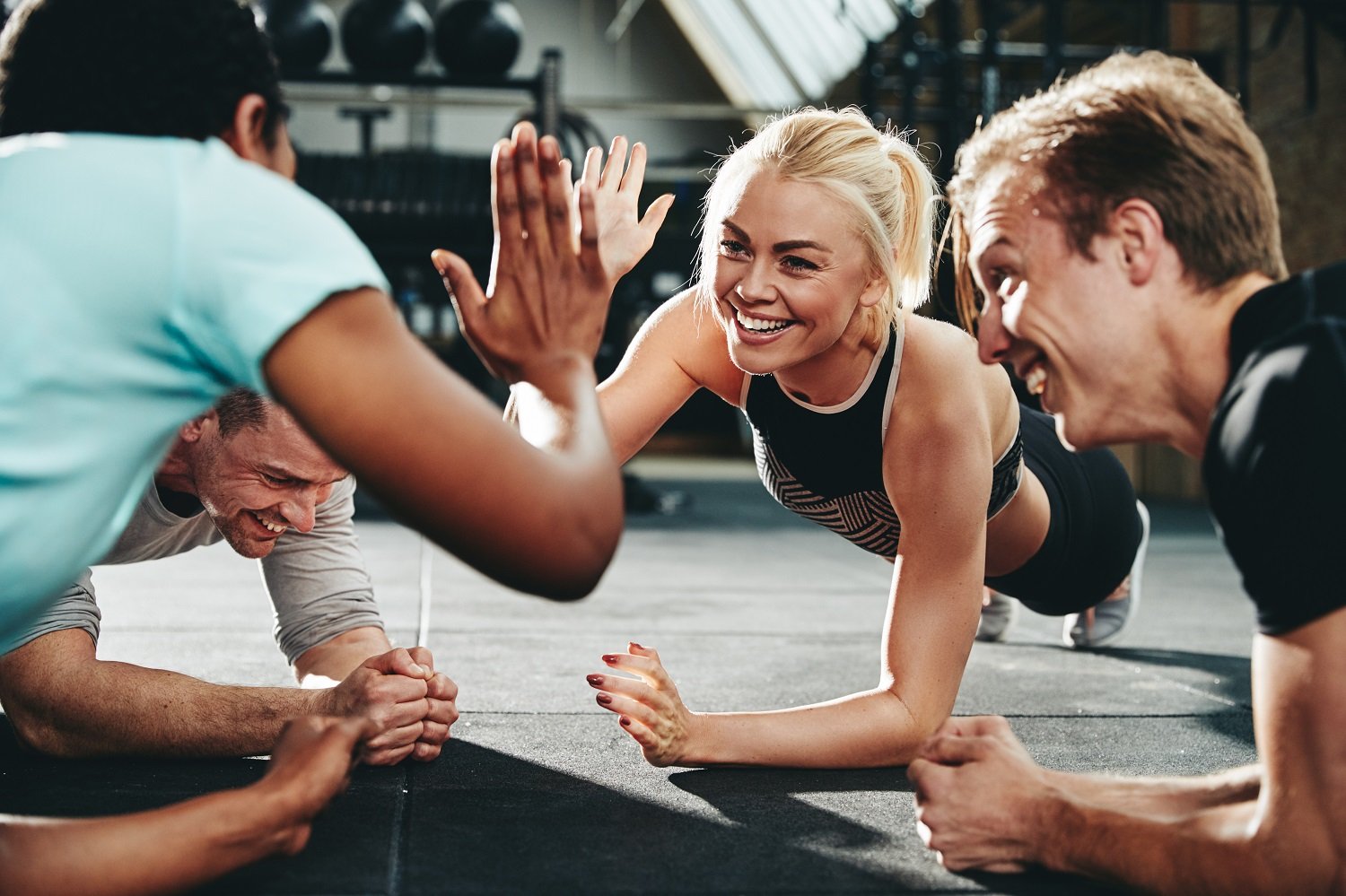 Sportler und Sportlerin die zusammen ein Workout im Fitnessstudio machen 