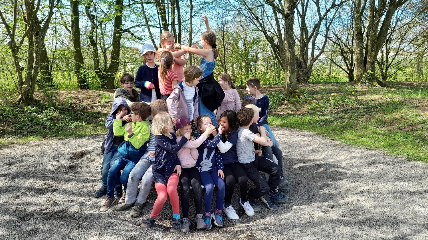 Kinder spielen auf einem Spielplatz beim Vetter Kids Oster-Ferienprogramm