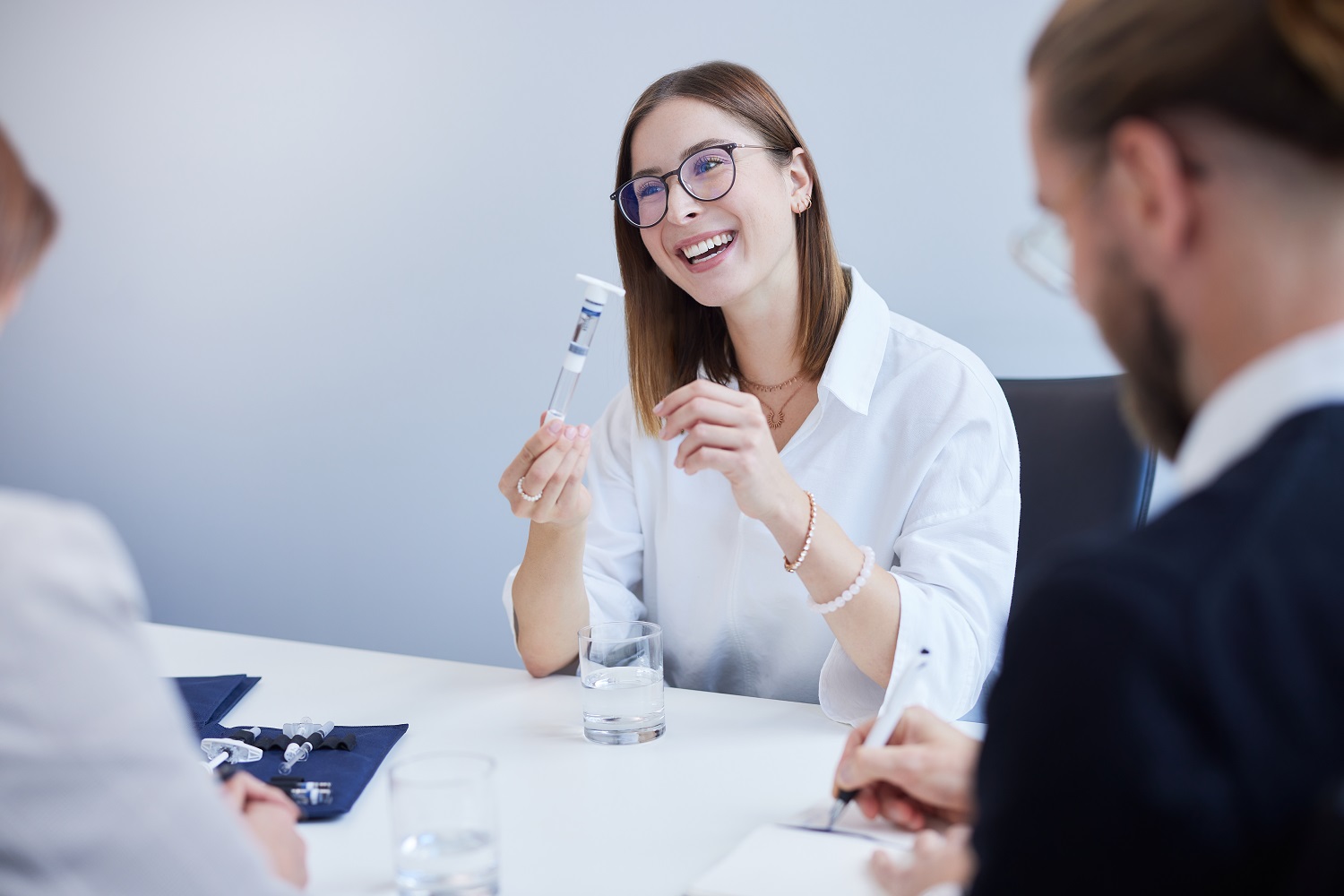 In einem Vorstellungsgespräch bekommt eine Frau eine Spritze von Vetter gezeigt