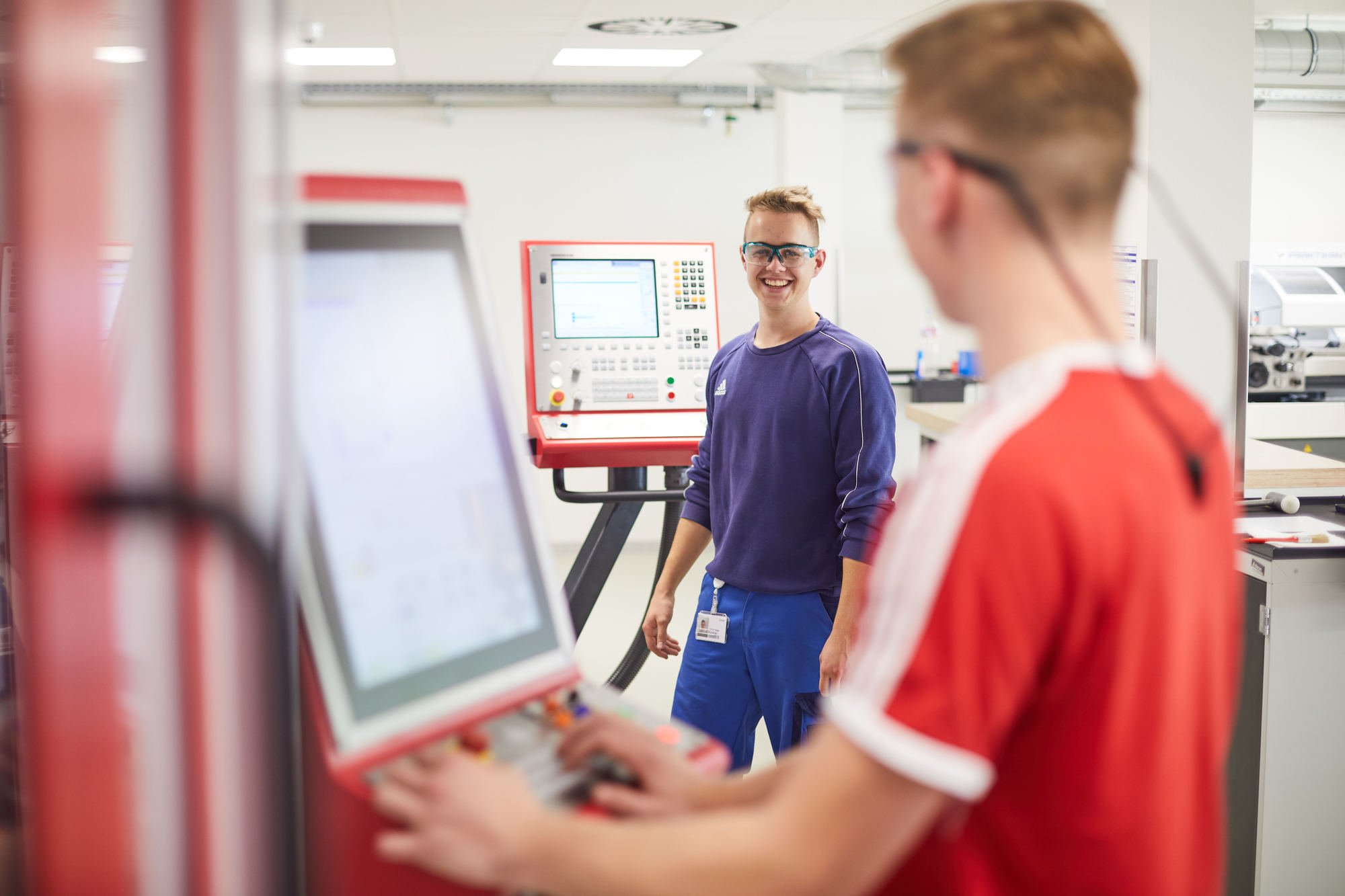 Azubis im Vetter Ausbildungszentrum an der Fräsmaschine