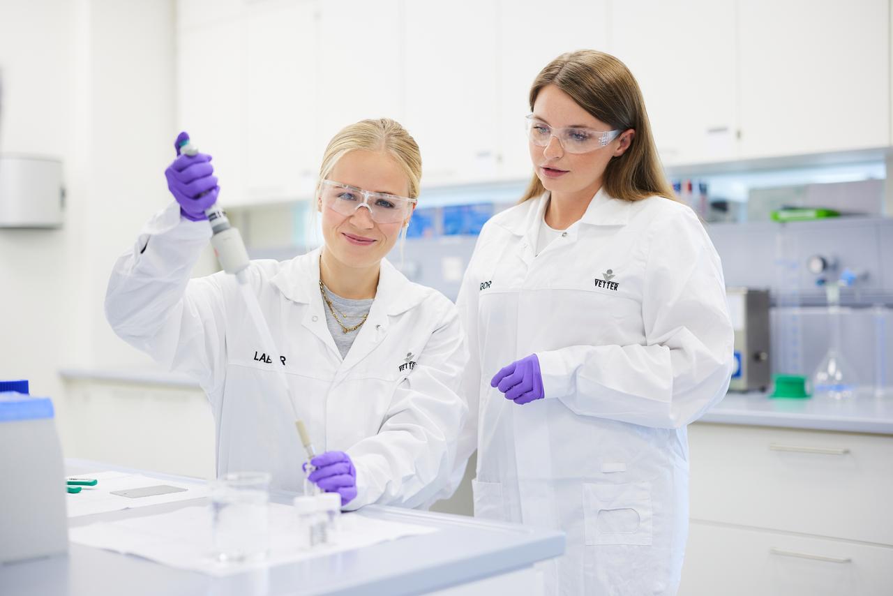 Zwei Mitarbeitende in Laborkleidung im Labor