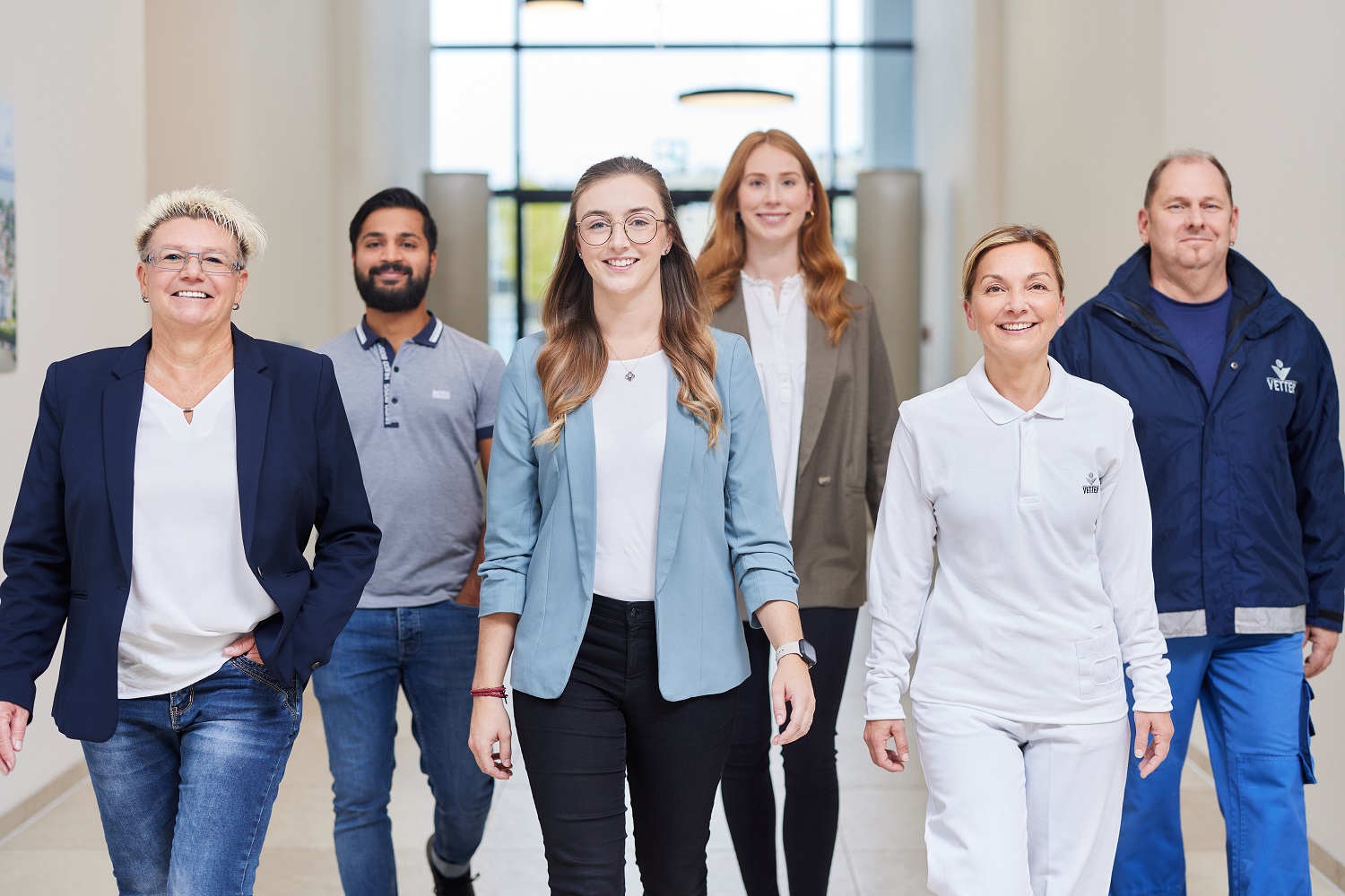 Gruppenbild Mitarbeitende im Flur 