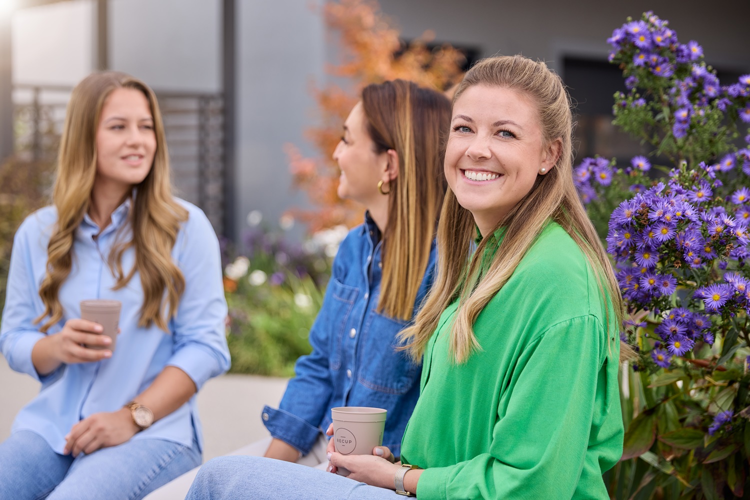 Drei Mitarbeiterinnen im Grünen