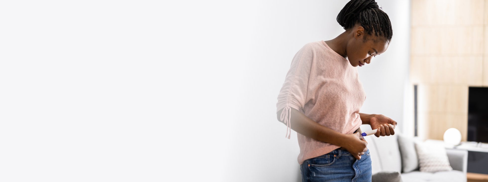 Woman using an autoinjector