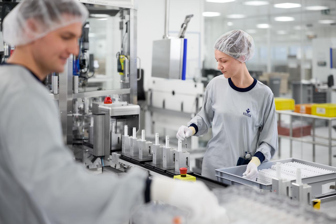 Pharma Mitarbeitende bei Autoinjektor Montage