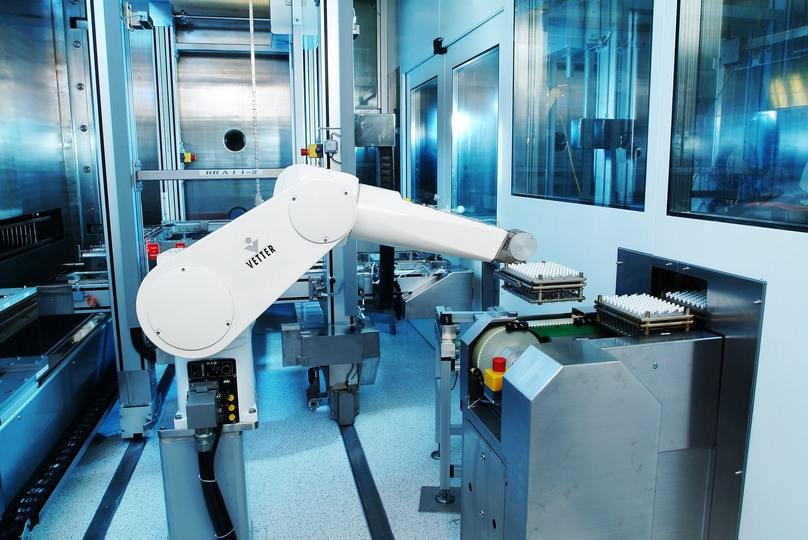 Roboterarm belädt Gefriertrockner zur Sicherstellung der Arzneimittelstabilität