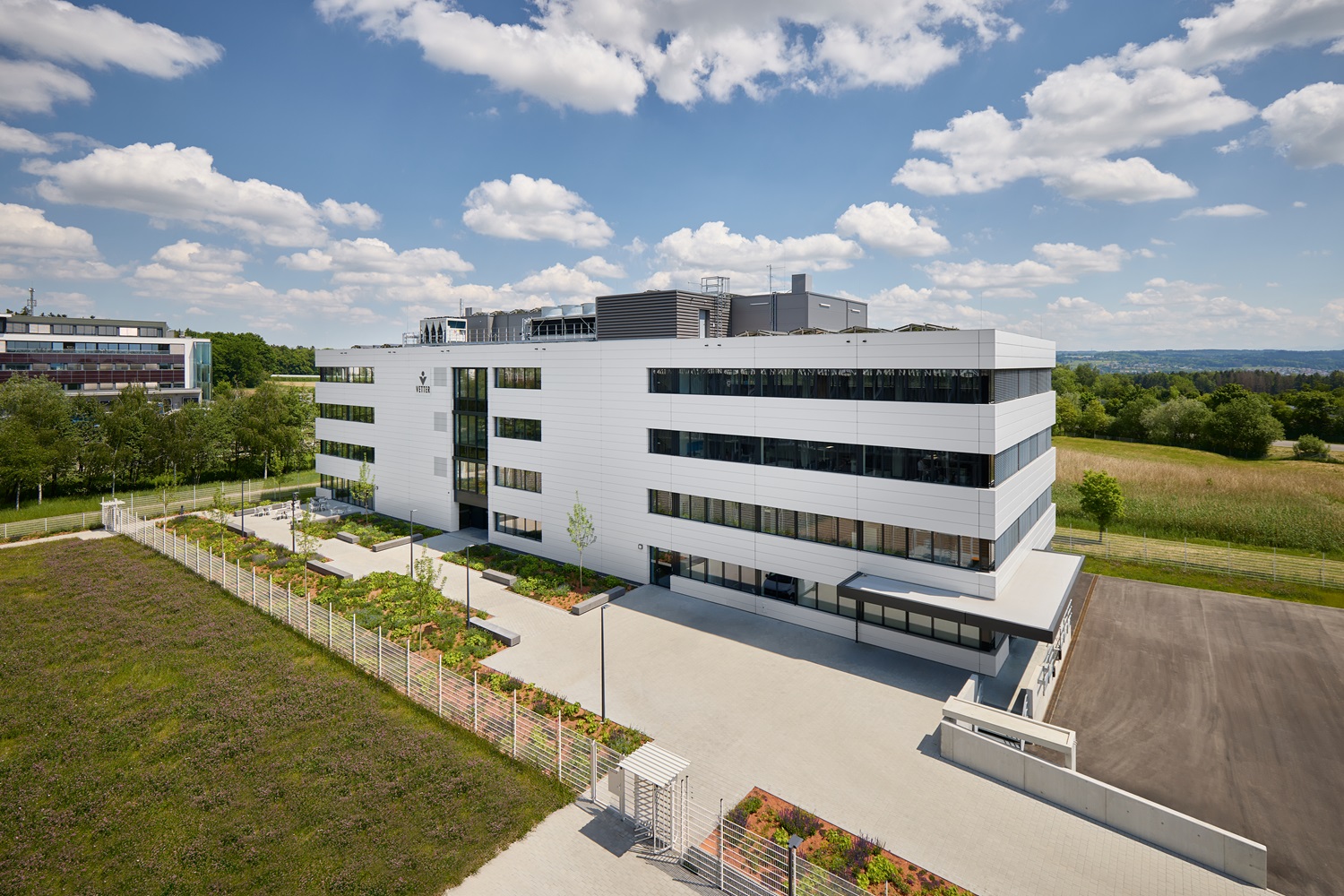 Das neue Vetter-Bildungszentrum am Standort Ravensburg-West mit Vorplatz