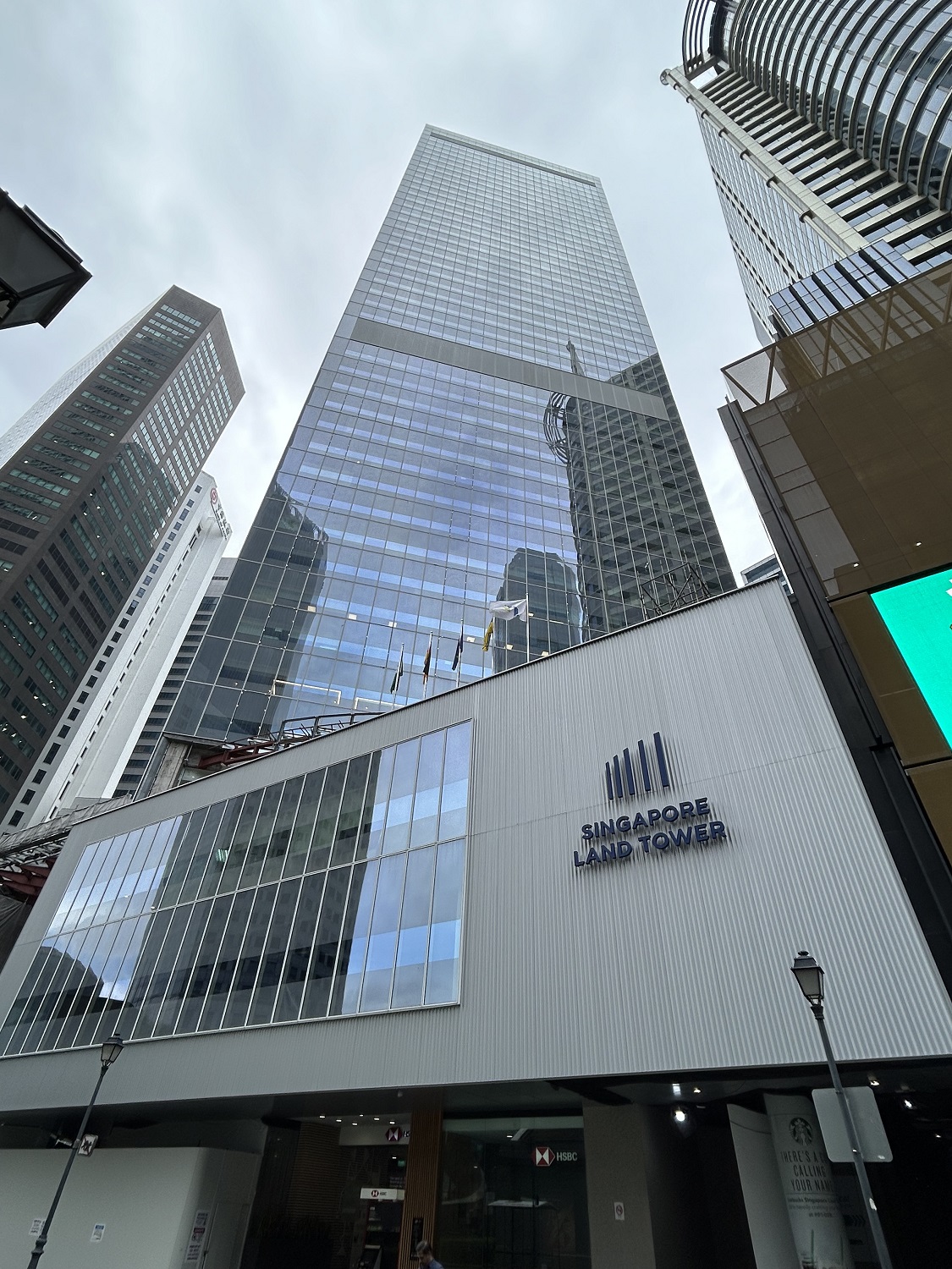 Vetter-Standort: Wolkenkratzer mit dem Schriftzug Land Tower in Singapur