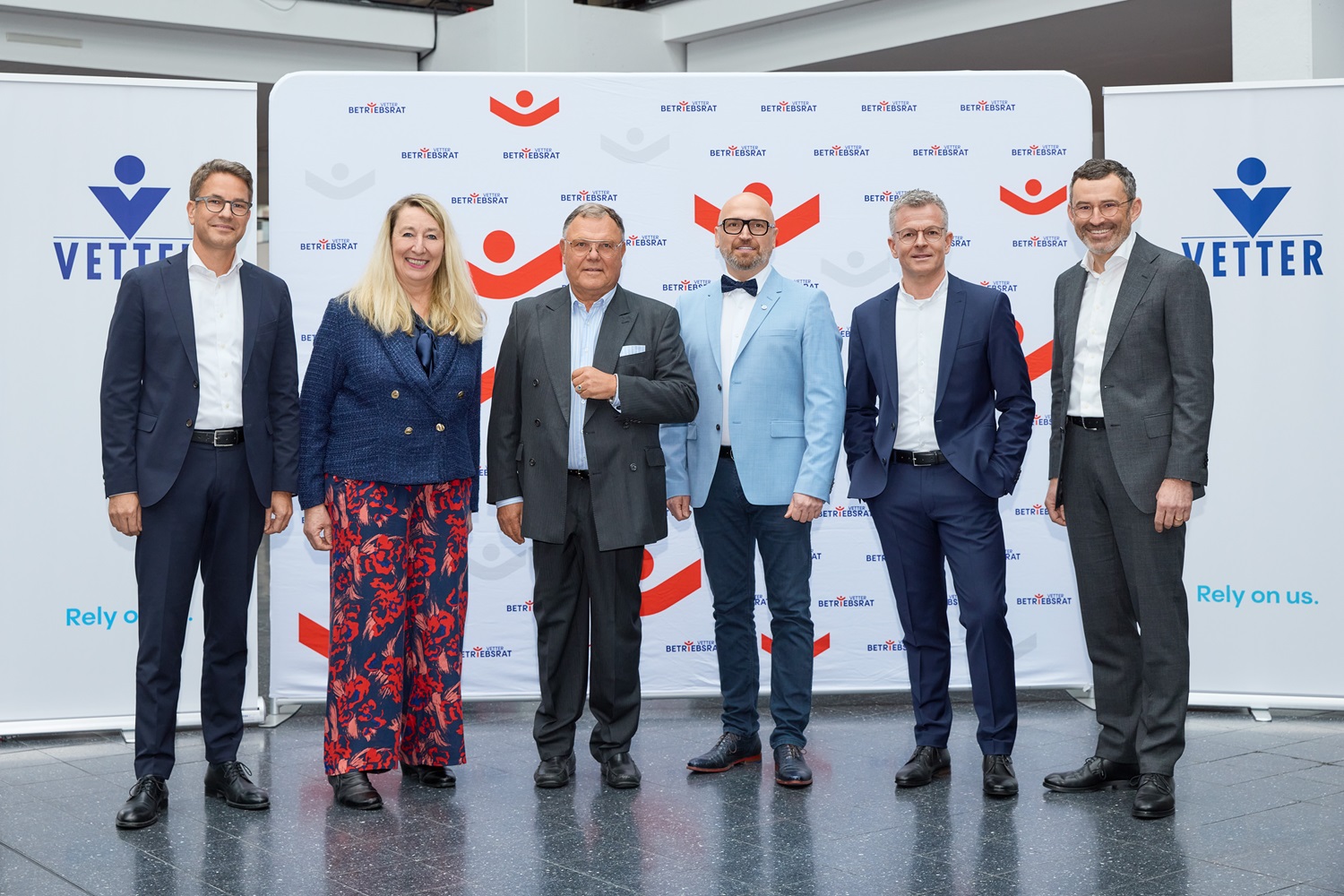 Gruppenbild mit Geschäftsführung und Senator h.c. Udo J. Vetter bei der Betriebsversammlung