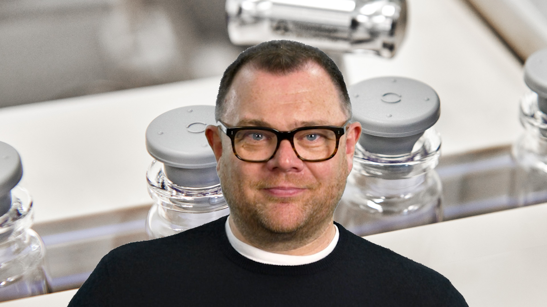 Mann mit Brille vor Vials